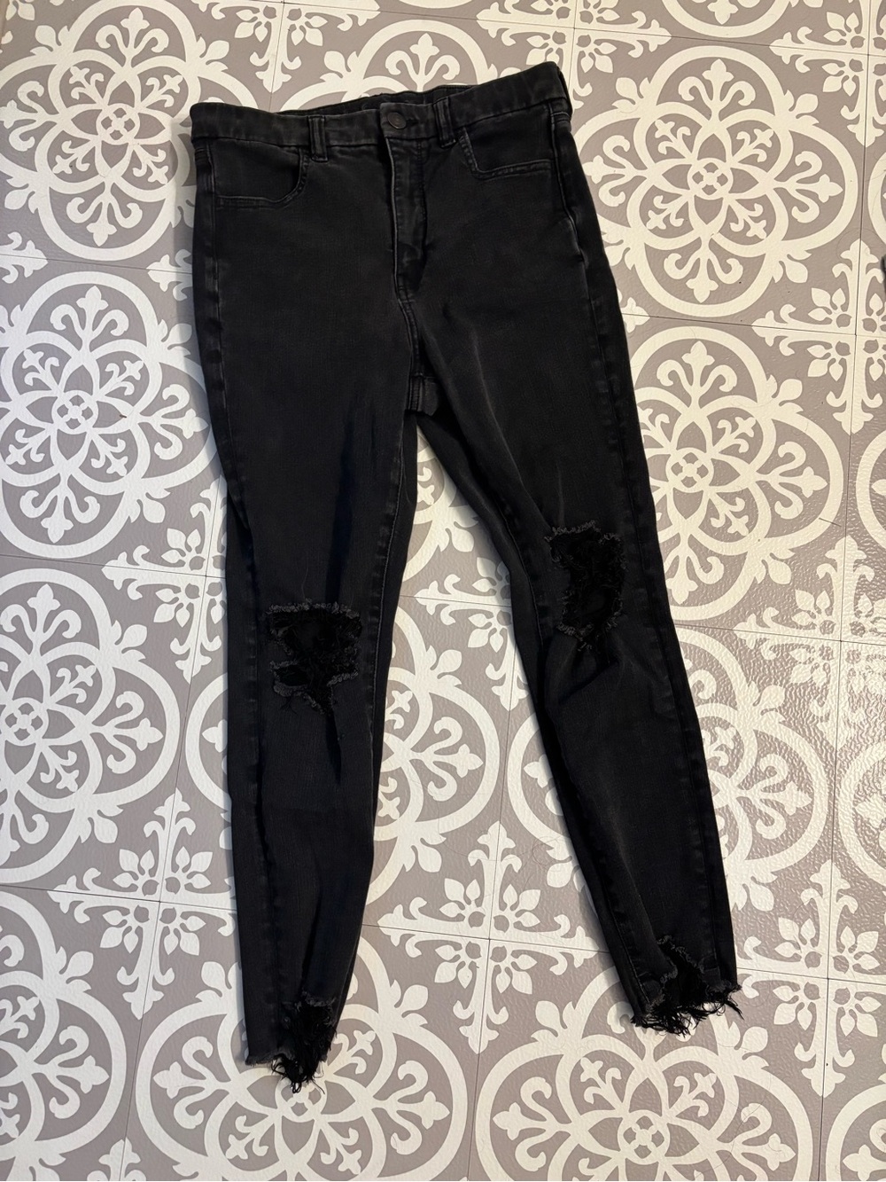 American Eagle || Black Distressed Skinny Jeans